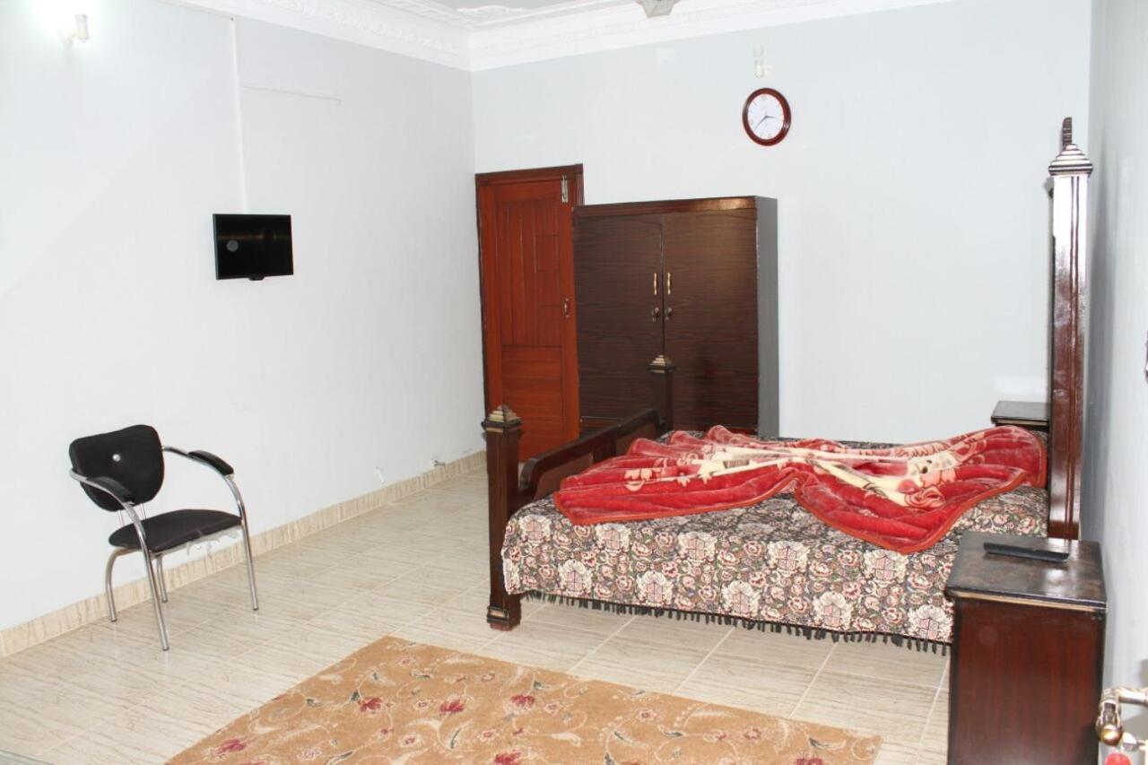 Tulip Guest House Abbottabad Buitenkant foto