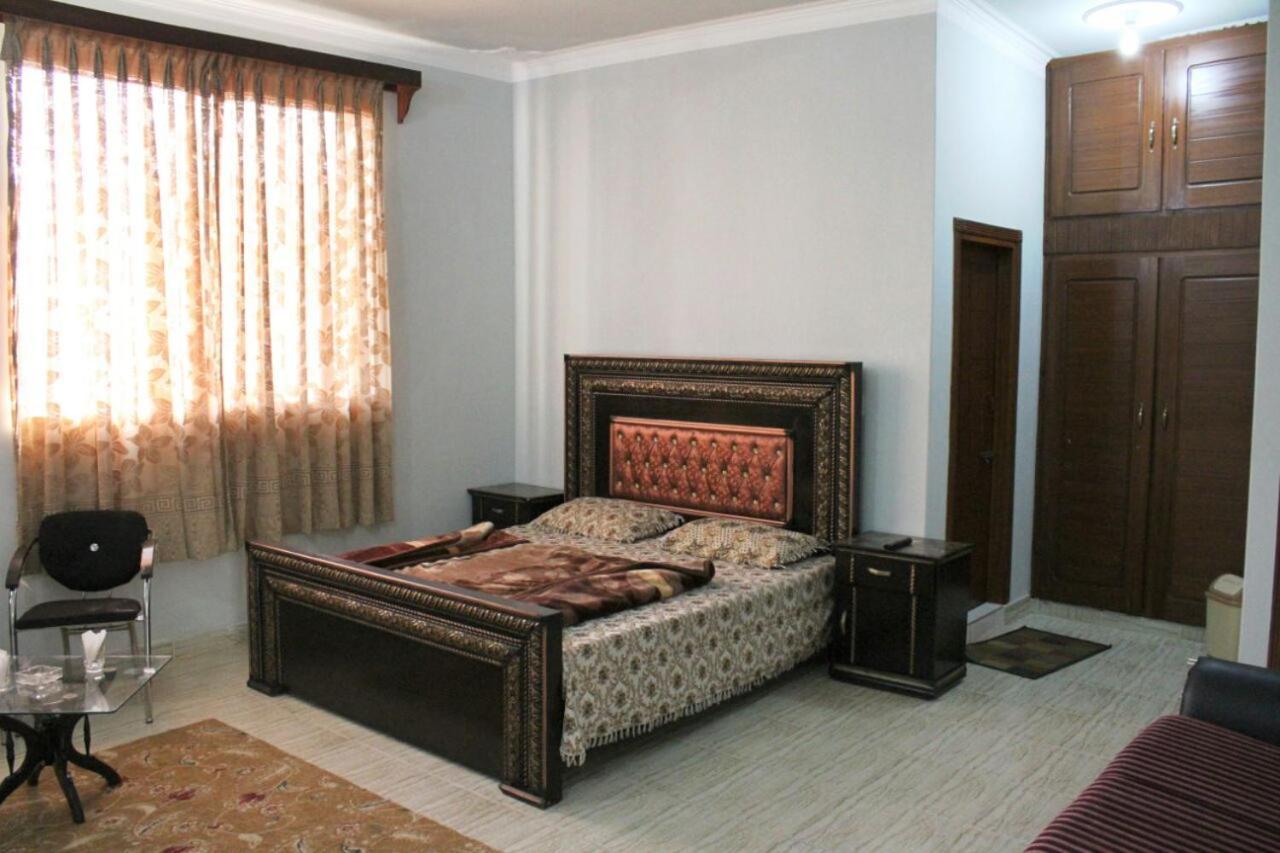 Tulip Guest House Abbottabad Buitenkant foto