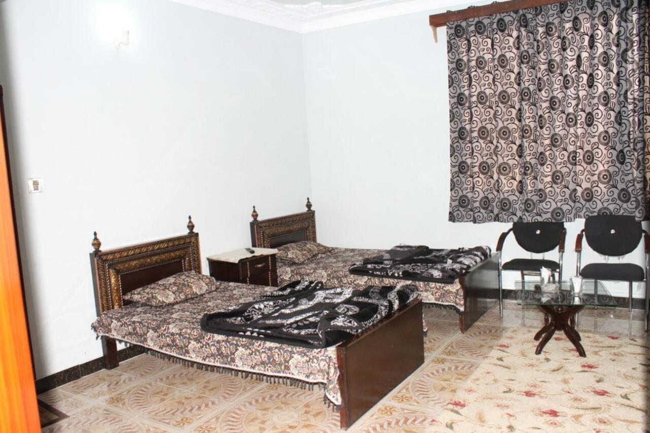 Tulip Guest House Abbottabad Buitenkant foto